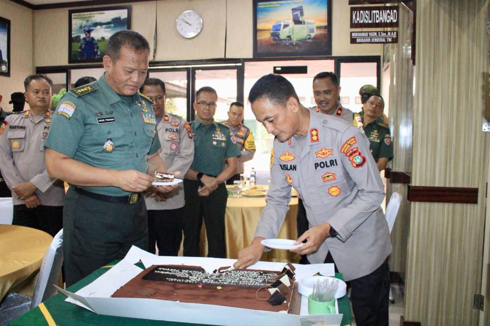 HUT TNI Ke-79 Dislitbang TNI AD Dikunjungi Anggota Polres Metro Jakarta Timur