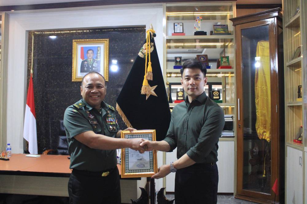 Kadislitbangad Serahkan Sertifikat Hasil Uji Coba Sertifikasi Thermal Weapon Sight ND-TI003 buatan Novoquad Amerika Serikat dari PT Radika Karya Utama