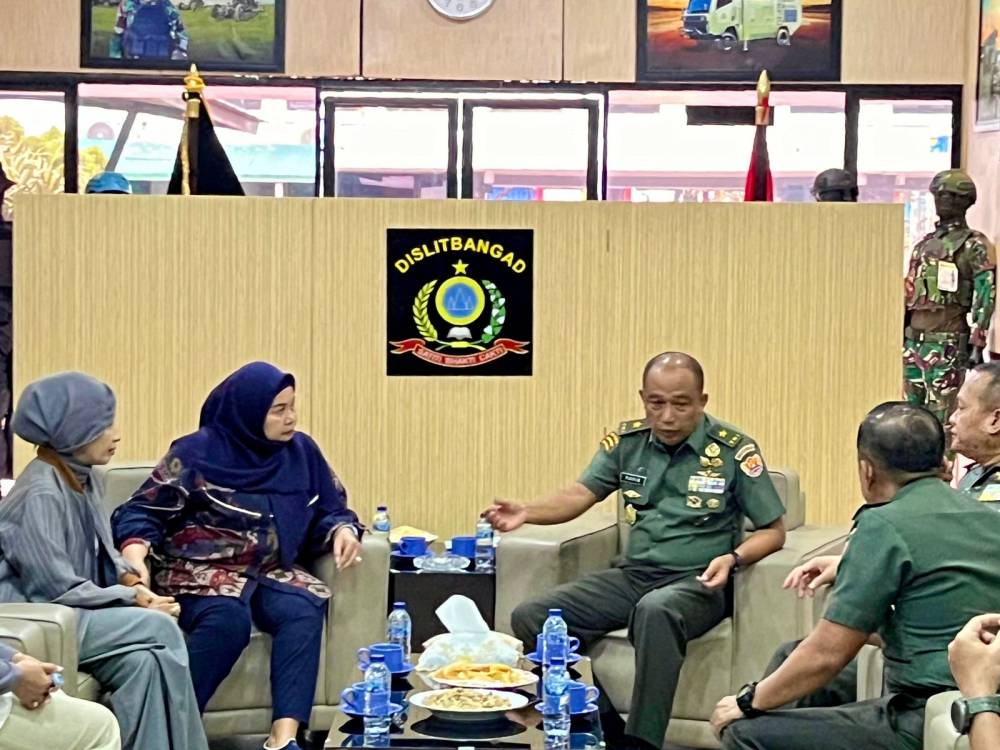KADISLITBANGAD SERAHKAN SERTIFIKAT HASIL UJI COBA (SERTIFIKASI) PAKAIAN DINAS LAPANGAN (PDL) LORENG TNI BUATAN DALAM NEGERI DARI PT BATANGHARI SUKSES MAKMUR