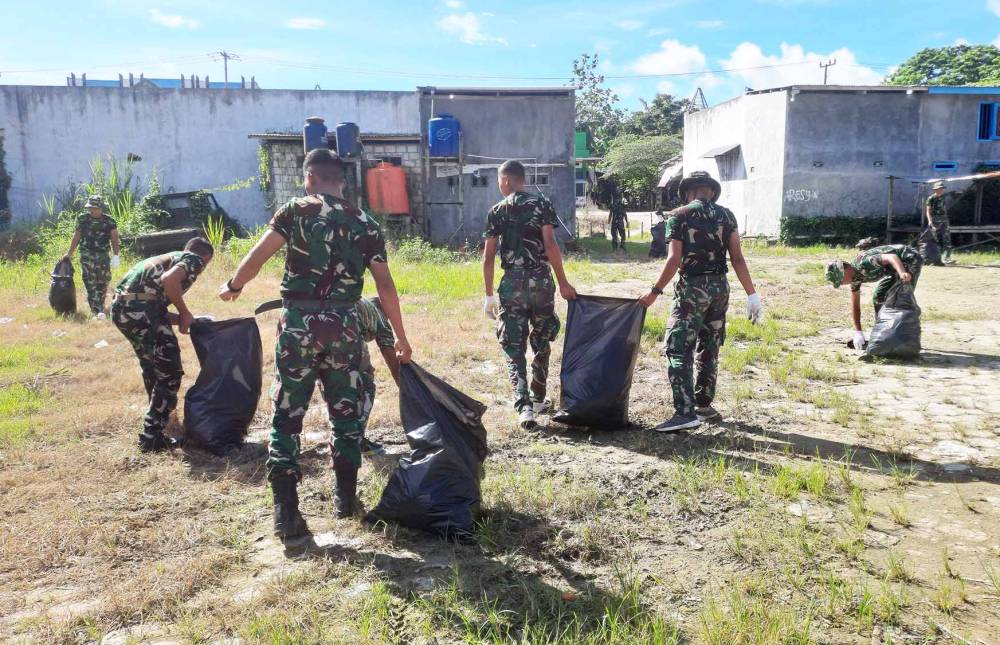 Yonif TP 815/WGT Gelar Pembersihan Pasar Arso 2, Perkuat Kemanunggalan TNI Dengan Rakyat Serta Wujudkan Lingkungan Sehat Dan Nyaman