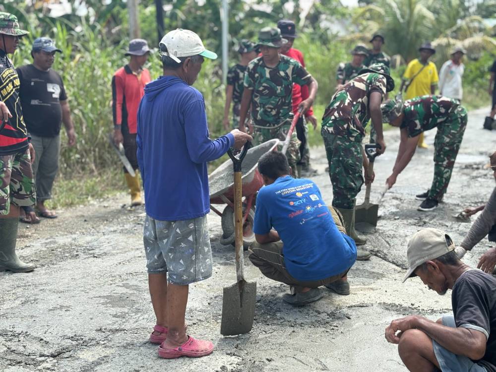 Keakraban Terjalin Erat, Prajurit Yonif TP 815/WGT Bersama Masyarakat Arso 2 Bergotong Royong Perbaiki Jalan