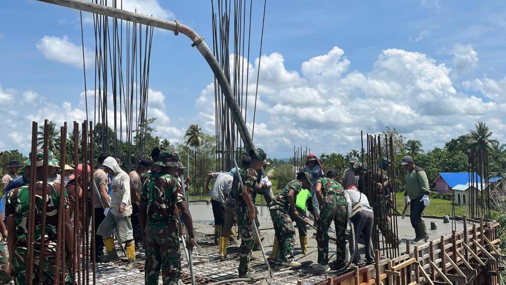 Dengan Penuh Semangat, Prajurit Yonif TP 815/WGT Gelar Karya Bakti Renovasi Sarana Olahraga