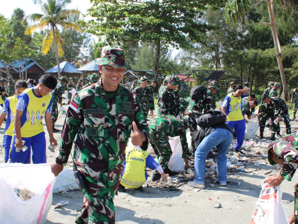 Peduli Keindahan Lingkungan Yonif TP 815/WGT Laksanakan Pembersihan di Sekitar Pasar 