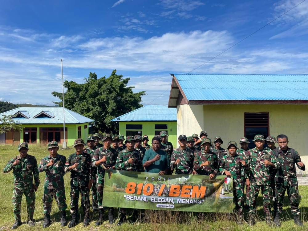 Pererat Kemanunggalan, Yonif TP 810/BEM Gelar Karya Bhakti di Masjid Al Aqso dan Kampung Doyo Lama*